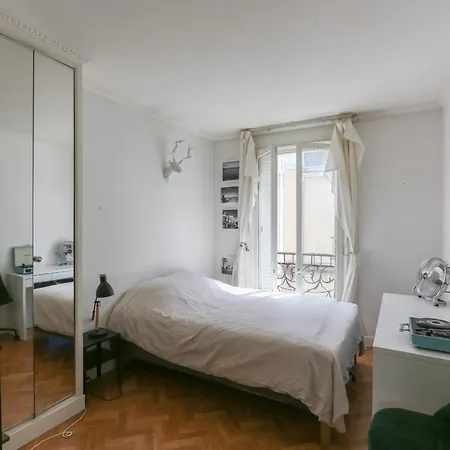 Spacious And Bright 65 M Paris